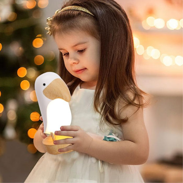 petite fille de 4 ans avec sa lampe de chevet lampe veilleuse lampe de chevet moderne lampe de bureau